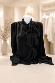 Schwarze Bluse mit großer Bindeschleife