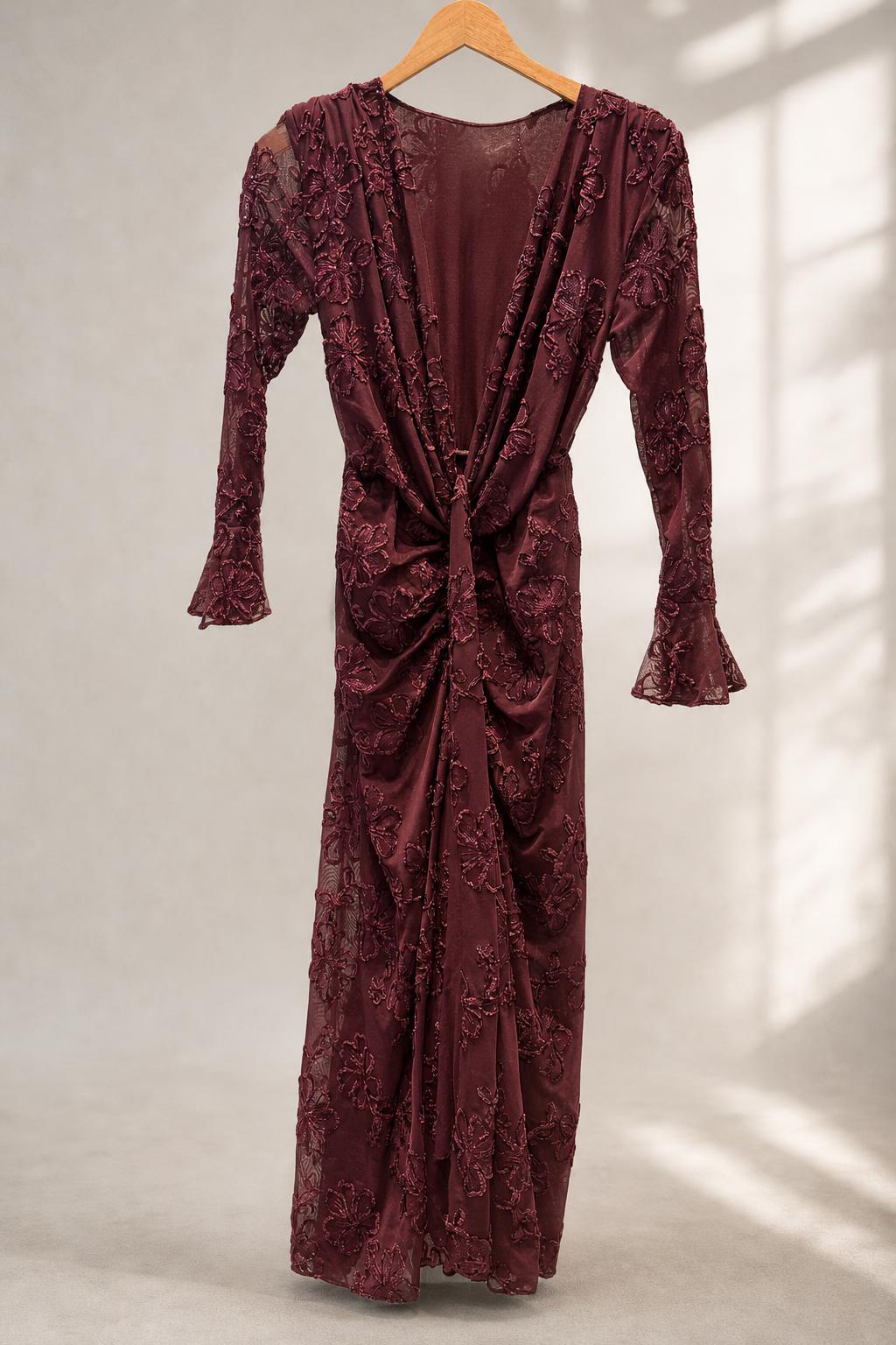 Bordeauxfarbenes Kleid mit Blütenapplikationen