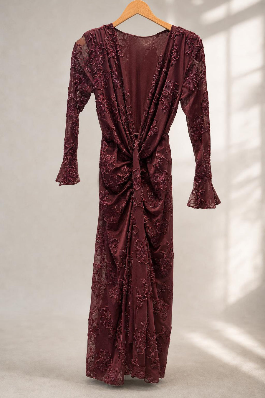 Bordeauxfarbenes Kleid mit Blütenapplikationen