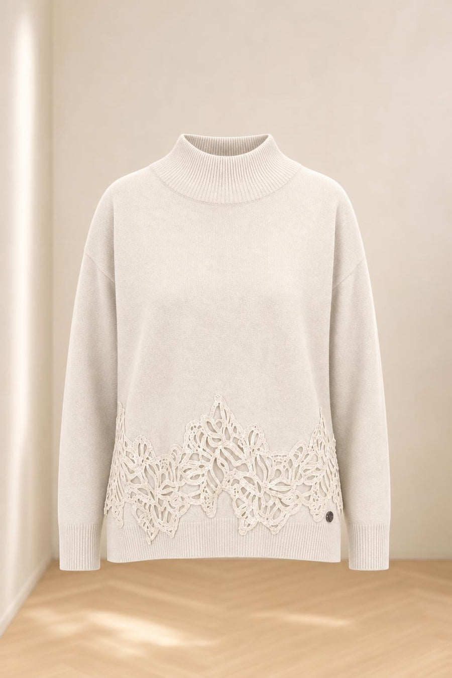Cremefarbener Pullover mit Spitzenbordüre