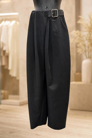 Schwarze weite Hose