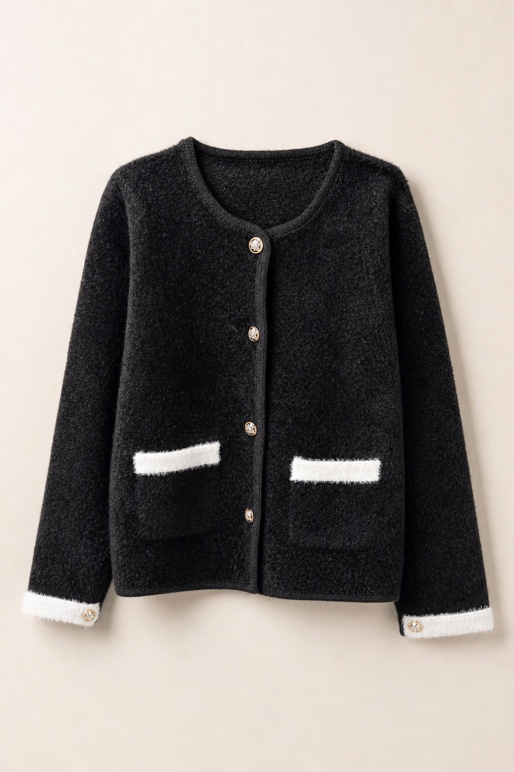 Schwarze Strickjacke mit cremefarbenen Akzenten